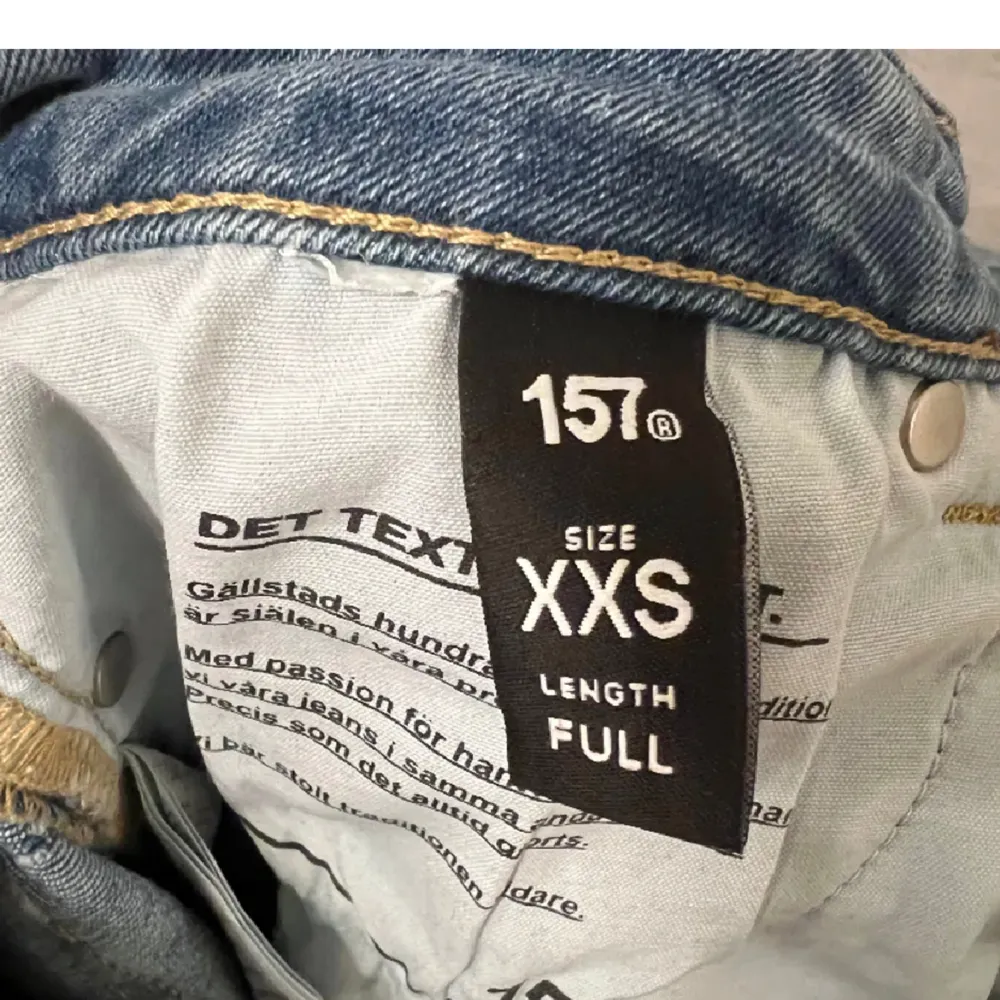 Säljer dessa jeans från lager då dom är för långa och inte kommer till användning. Väldigt fint skick, nypris 400kr Säljer för 250kr💕 Kom privat för fler bilder☺️. Jeans & Byxor.