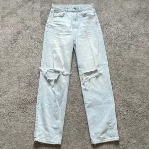 Ett par blå jeans med hål på knäna, ganska använda och har en vit fläck på framsidan dock inte så synlig. 179 kr, pris kan diskuteras