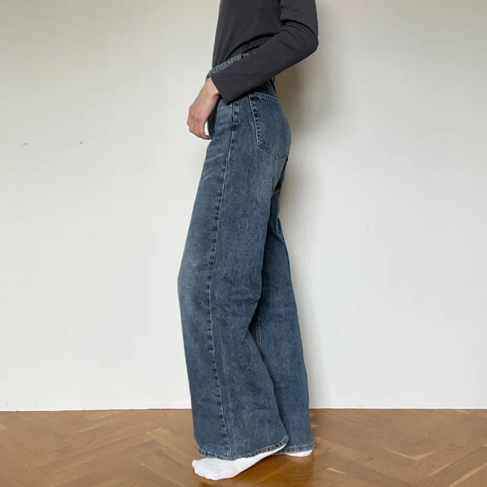 Älskar dessa, men har köpt nya, så tänkte sälja dessa 😊De är i använt skick 🩷. Jeans & Byxor.