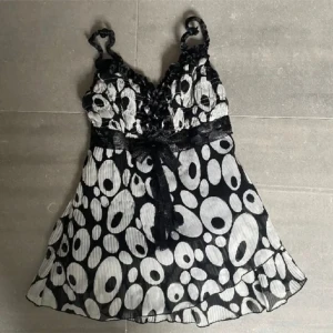 Söt topp med paljetter - Fint skick på denna vintage toppen med så söta detaljer men som inte kommer till användning. Skulle uppskatta den som en strl S/M😁tryck gärna på köp nu 