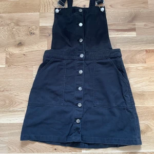 Hängselklänning - Svart hängselklänning från H&M. Använd ett fåtal gånger och är i mycket gott skick. Säljes för 100 kr. 