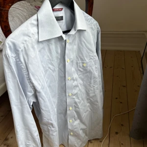 Eton skjorta - Tjena! Säljer nu denna fina Eton-skjortan. Mycket fin skjorta i bra skick som passar till det mesta. Storlek är M men passar också L. Nypris är omkring 1700.  Hör såklart av dig om du har någon fråga! /Calle