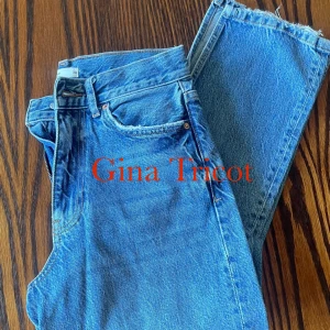 2st strlk 34 byxor! - Säljer både två byxorna för 300kr, alltså 150kr st, dom säljs för att dom är för små storlek för mig, skador är synliga på bilderna och Gina byxorna har en slit längst nere (hög midjade). Terranova är låg midjade med små skador🩷 kontakta för frågor🩷