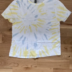 Vit tiedye T-shirt - Vit tiedye T-shirt från H&M. Knappt använd och i gott skick. Säljes för 20 kr. 