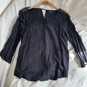Svart blus - Svart tunn blus från vila. Aldrig använt själv, köpt second hand. Säljer för att jag tycker den såg lite liten ut på mig. Den är trekvartsärmad💗