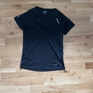 Träningströja - Svart träningströja. Trycken på tröjan är aningen slitna men utöver det är den i gott skick. Säljs för 20 kr. 