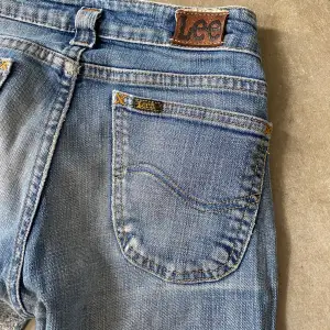 Säljer mina lee jeans då de blivit för små. De är bootcut och lågmidjade. Jag har sytt in dem lite i midjan men är inget som syns när de är på. De är i storlek xs men skulle passa för xxs också. De är i bra skick!❤️❤️