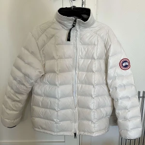 Canada goose jagka - Säljer denna canada goose jacka. Riktigt bra pris och kvalite! Först till kvarn👀