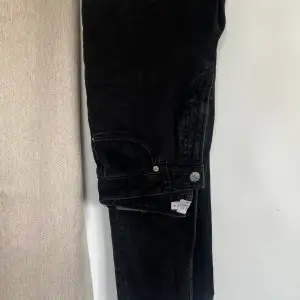 Svarta jeans i fint skick som inte längre kommer till användning   Rak modell men inte vida i benen  Passar 36/38
