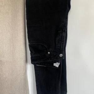 Svarta jeans från NAKD - Svarta jeans i fint skick som inte längre kommer till användning   Rak modell men inte vida i benen  Passar 36/38
