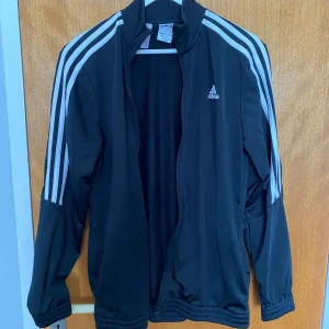 Adidas jacka - En tunn adidas jacka, knappt använd för barn men är en Amerikansk XL så skulle säga den passar S eller M