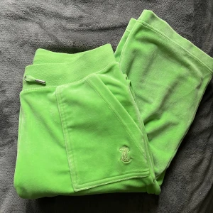 Juicy couture byxor  - Säljer dessa juicy couture byxor då det ej används. Använda fåtal gånger så i bra skick. Priset kan diskuteras och va inte rädd för att fråga frågor💗