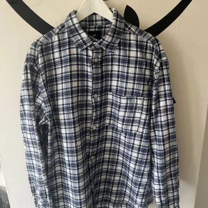 Blå rutig overshirt H&M - Blå/vit rutig overshirt från H&M Använd en gång, nyskick. Storlek M, passar M/L beroende på hur man vill den ska sitta 