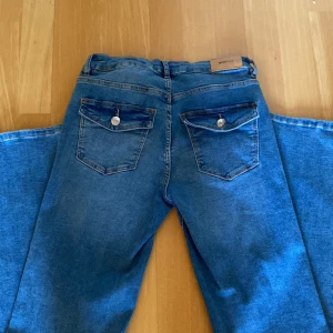 Gina tricot Jeans - Säljer jeans från gina tricot då de aldrig kommer till användning💗