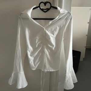 Skjorta/blus med ballongärmar och scrunch - Aldrig använd. Lite scrunch där fram och band i ryggen som ger väldigt fin figur. Storlek XS men passar också S