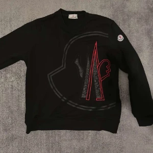 Moncler tröja  - Säljer min moncler tröja storlek M 