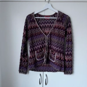 Missoni topp - En kofta/topp från Lindex X missoni kollektionen. En knapp där nere är lite sönder men inget som märks av. Superfint mönster