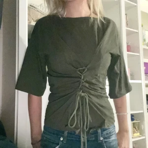 knyttopp - säljer denna supercoola topp med knytning på framsidan i superbra skick🙌🏻🙌🏻🙌🏻💚💚 (lånade bilder)