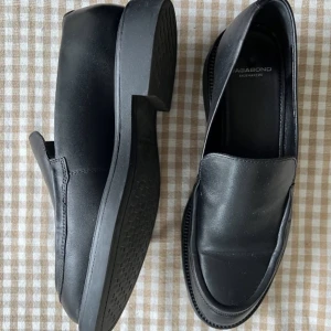 Vagabond Alex W loafers strl 39 - Loafers från Vagabond i storlek 39. Modellen heter Alex W. Mycket fint skick, använts någon enstaka gång endast!