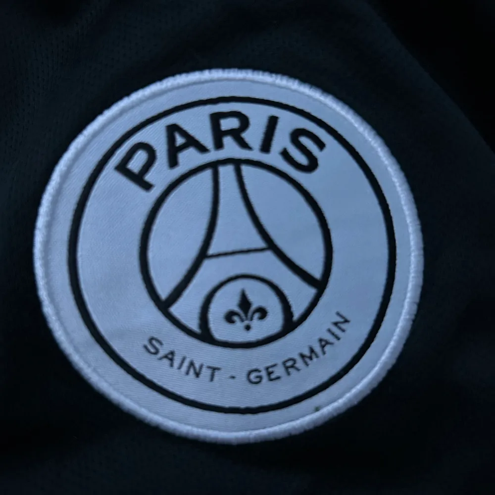 Svart ParisSaintGermain fotbollströja i storlek M. Från säsongen 18/19. Skicket är 10/10 då jag bara har provat den. Hör av er vid funderingar.. T-shirts.