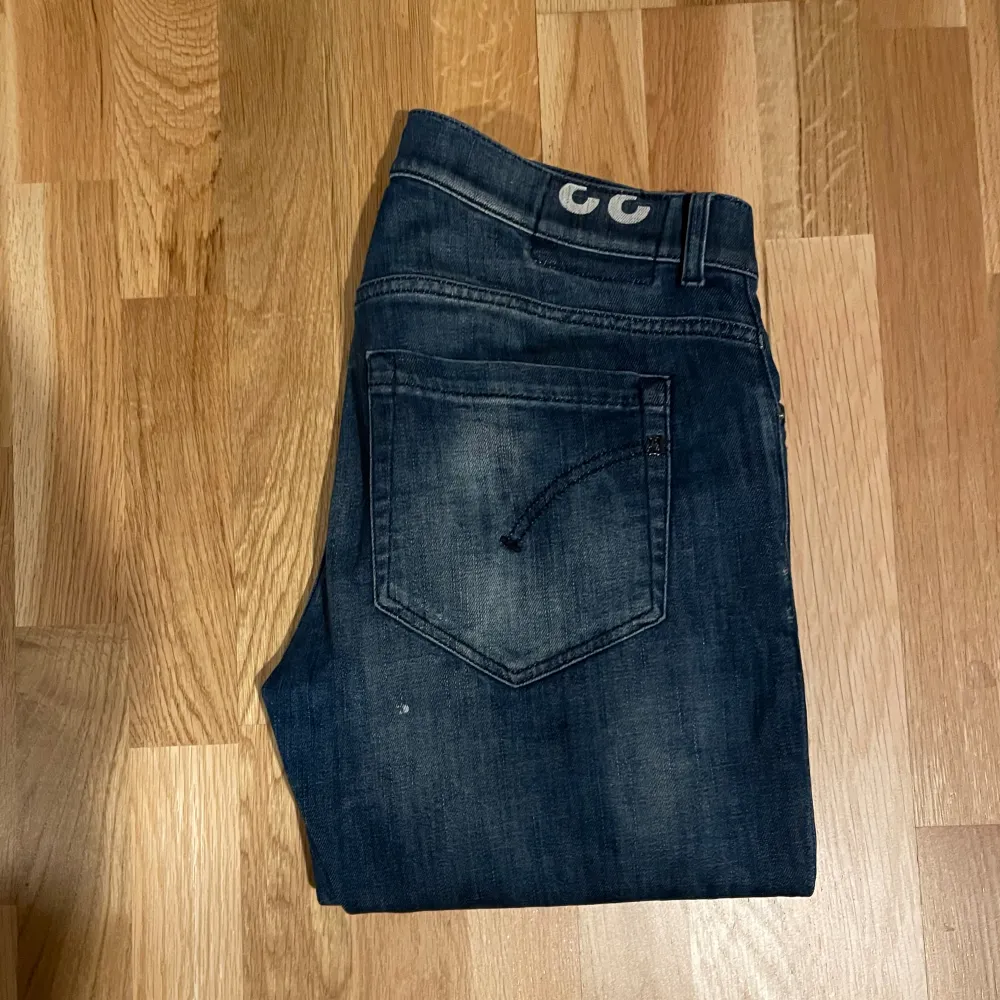 Säljer nu ett par riktigt eftertraktade dondup jeans i modellen George som är i väldigt bra skick. De är inte använda mycket alls. Nypris ligger på runt 3500, mitt pris 1299🔥 Det är bara att höra av dig om du har frågor. //David. Jeans & Byxor.