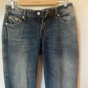 Weekday jeans i modellen arrow storlek 27/32, skriv dm vid frågor💗