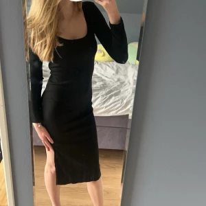 Svart klänning  - Säljer dena klänning som endast är använd en gång på min lärarmiddag. Inga tecken på användning.  Skriv gärna vid frågor, priset går att diskutera💕