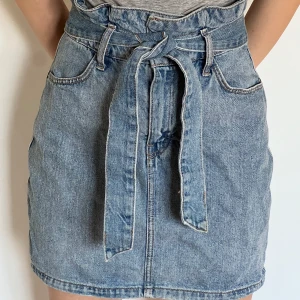 Jättesöt jeanskjol 🩵 - Fin jeanskjol i fint skick. Den är inte så använd och har inga fläckar/märken. 