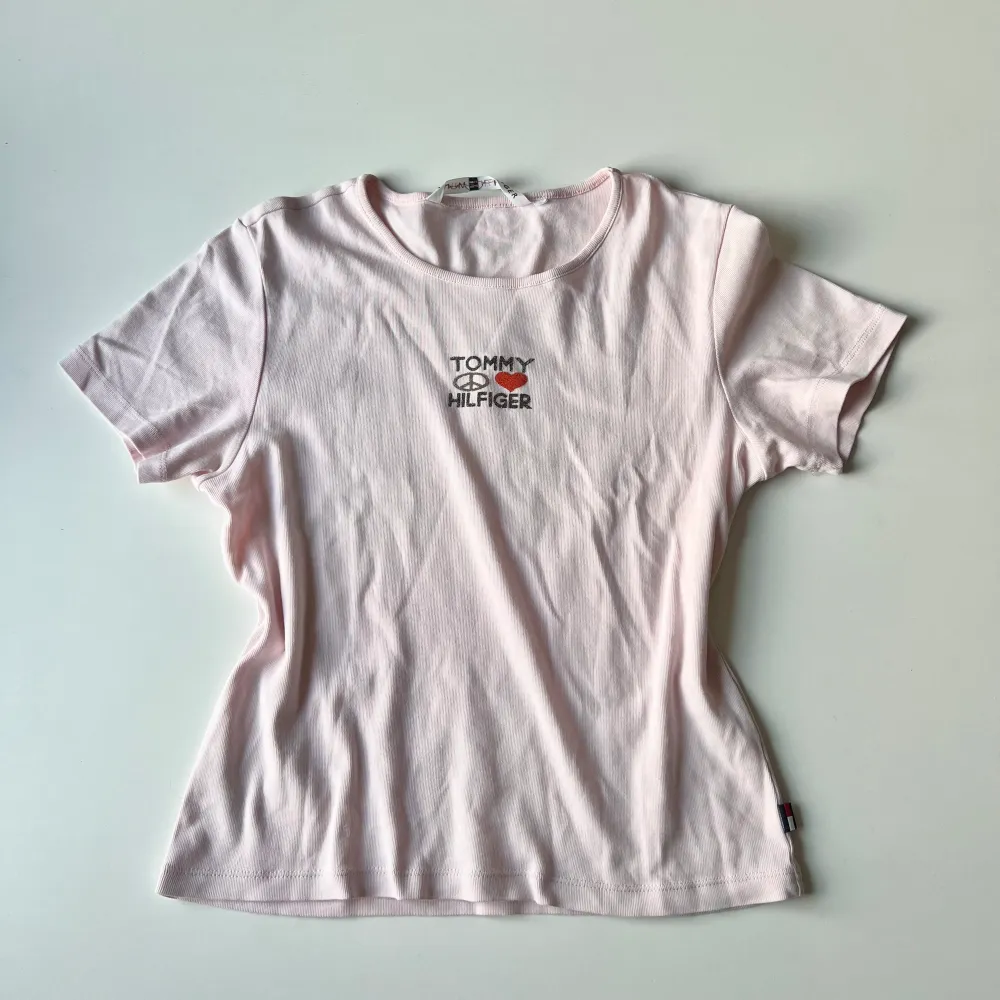 Ljusrosa vintage Tommy Hilfiger t-shirt 💞. T-shirts.