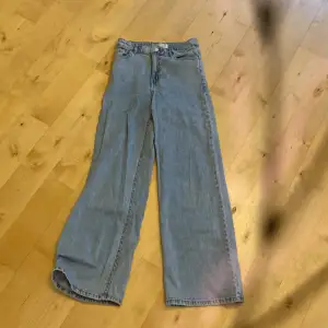 Säljer mina jeans då dom är försmå för mig.Dom är helt vida vid benen och är högmidjade.Jeansen är i storlek 146 och är i jätte bra skick,köpte dom från Lindex och dom är slutsålda och är jätte fina till våren. Skriv till mig om ni är intresserade.