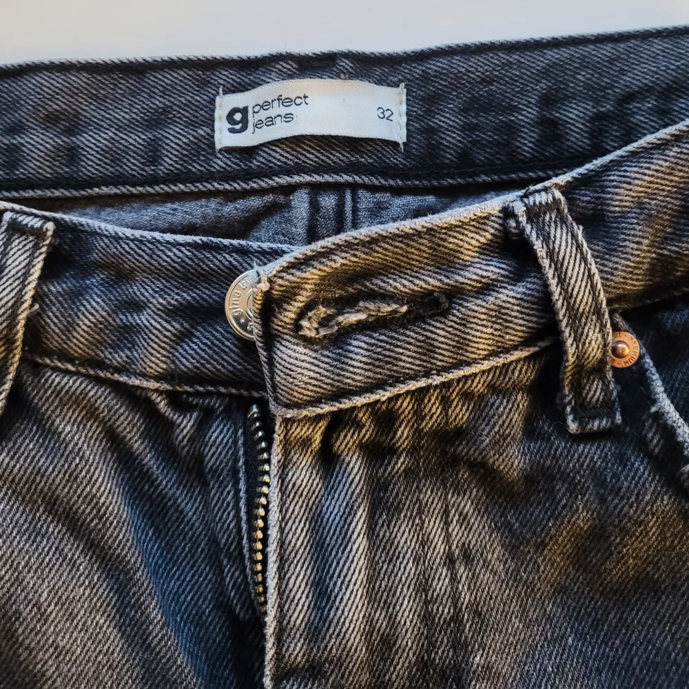 Lågmidjade straight i stlk 32 tum. Använda men snyggt slitna.. Jeans & Byxor.