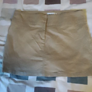 Gina kjol - En beige kjol från Gina Tricot i storlek 40💗