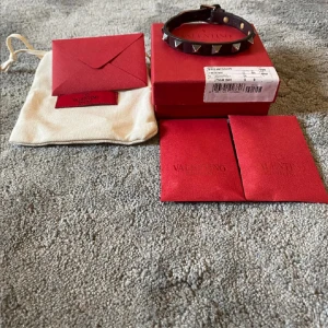 Valentino armband - Valentino  armband  Storlek one size Pris 999kr  Skick- bra skick,  slitet i slutet på bandet  som de blir på alla band. Inget og medföljer. 