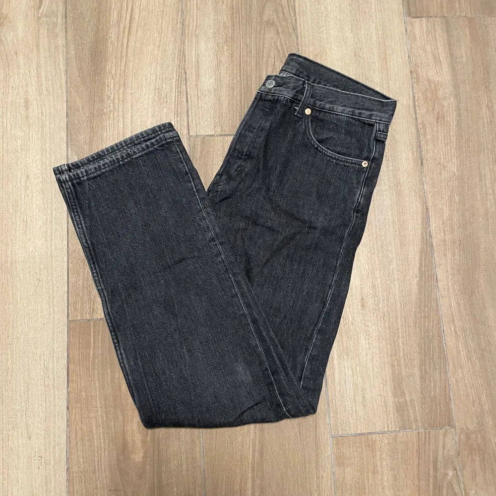 Svarta jeans med rak passform. Fint skick. . Jeans & Byxor.