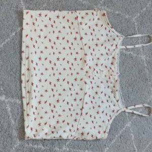 Sött beige linne - Säljer detta linne i storlek M. Aldrig andvänt bara provat. Säljer pågrund av att den är för stor på mig. Pris kan diskuteras vid snabb affär. Skriv till mig privat för frågor.