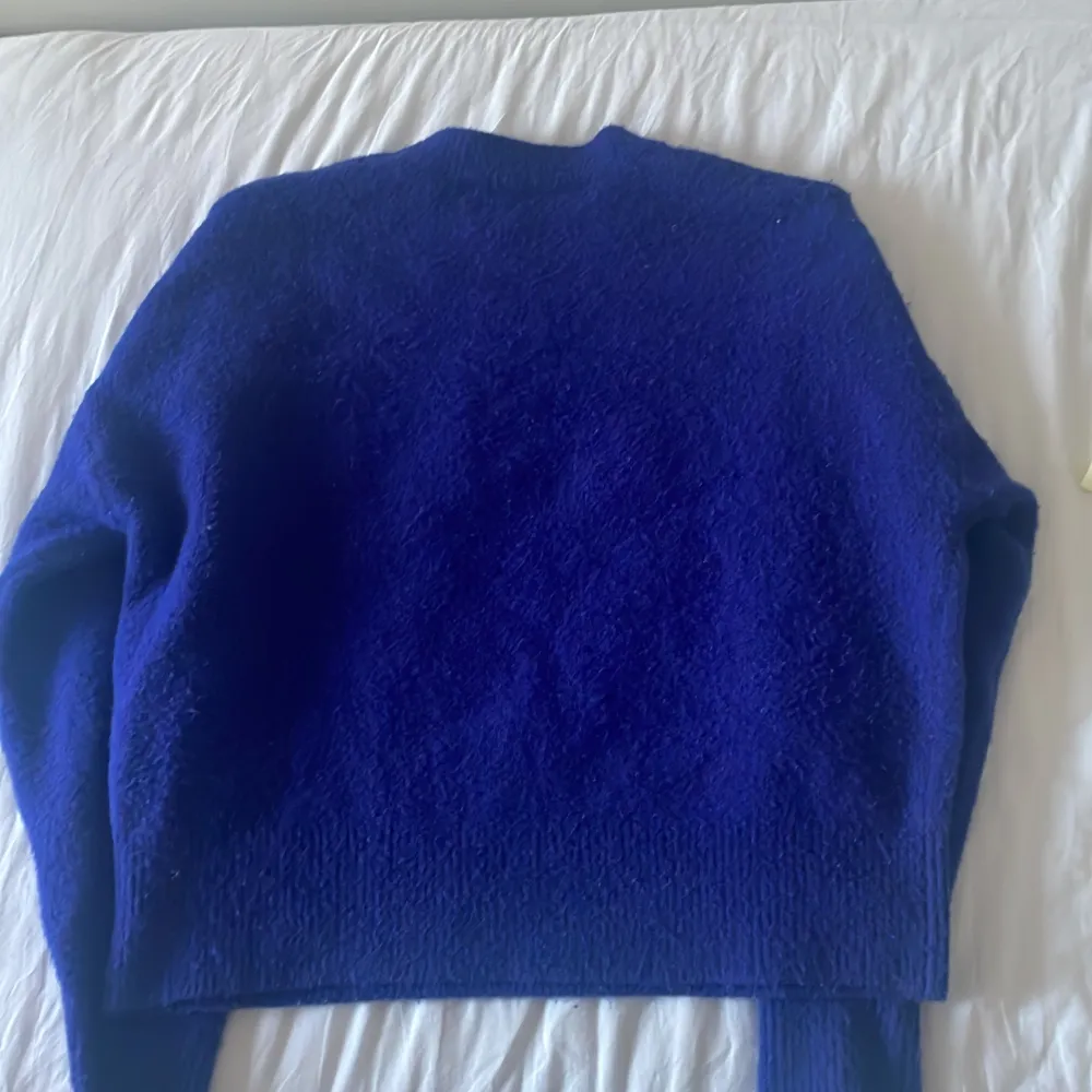 Hej! Säljer denna blåa stickade tröjan som är köpt på Zara som är slutsåld💗. Stickat.