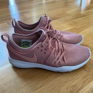 Nike skor - Nike skor i storlek 40,5, jätte bra skick 