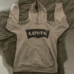 Snygg Levis hoodie i väldigt bra skick (Kan gå ner i pris vid snabb affär)