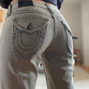 Fett snygga vintage jeans från True Religion. Som man ser på bilderna är jeansen gråa, lågmidjade och har väldigt fina detaljer.