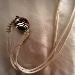 Armand - Vitt armband med en silvrig basketboll 🪩🏀🤍