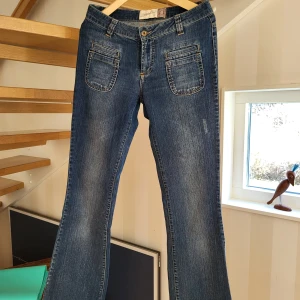 Hippa jeans från Lexington - Bra skick och helt rätt inne! De har legat på vänt men kommer i dem längre. Bättre att någon annan får njuta av dessa.
