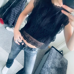Svart blus med spets  - En väldigt fin blus med spets🪩