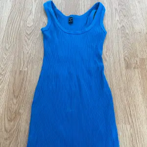 En super fin blå, tajt ribbad klänning från shein, storlek M.  Använd 1 gång 