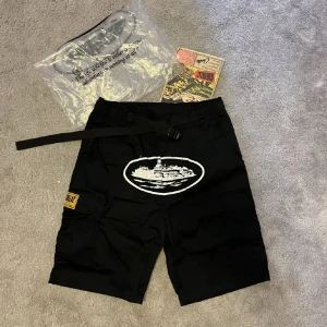 Corteiz Cargo Shorts - Säljer ett par par oanvända cargo shorts från corteiz. Storlek M. Passar bra på mig som är 180cm med baggy fit. Priset går att diskuteras. Hör av er vid frågor. 