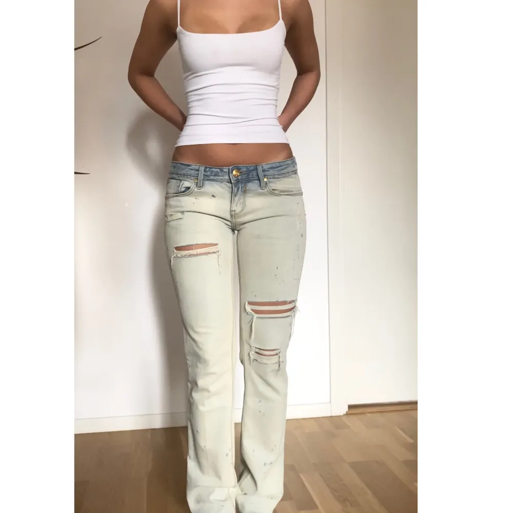 Säljer nu dessa unika lågmidjade vintage straight leg jeans från märket Fracomina. Midjemått: 38cm Innerbenslängd: 83cm. Inga defekter & aldrig använda av mig, därav nyskick! För referens är jag ca 167cm lång. Hör av dig för fler bilder, mått, etc!. Jeans & Byxor.