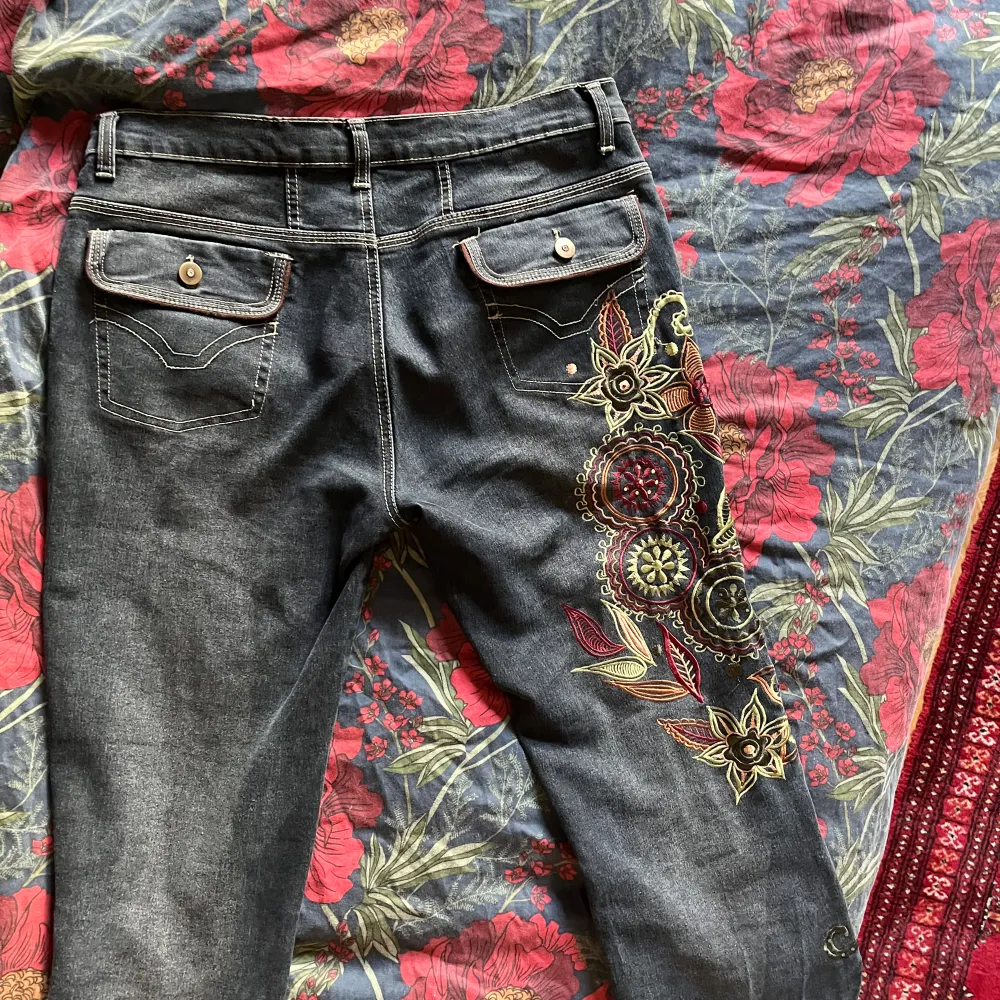 Blommiga bootcut jeans i midwaist, skulle säga storlek M ungefär! ❤️ Pris går att diskutera. Jeans & Byxor.