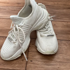 Steve Madden skor - Säljer dessa snygga Steve Madden skor. Knappt använda. Kommer inte till användning. 