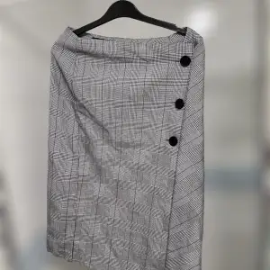 Jättefin kjol från Vero Moda i storlek 36! Jättefint mönster och knapparna gör det extra snyggt! 