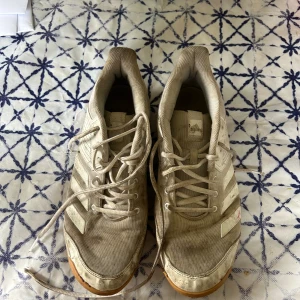 Handbollskor  - Ett par gamla handbollskor som har jag använt mycket men en liten tvätt så hade de nog varit som nya storlek 43