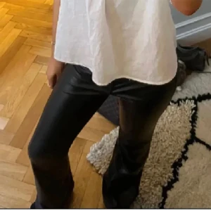 Skinnbyxor - Säljer dessa jätte snygga skinnbyxor från zara, mycket bra skick💞 passar S, Jag e 169 och passar mig💞